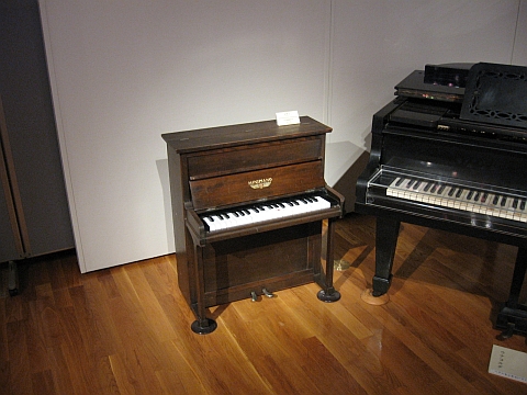 081121-22-13minipiano.jpg