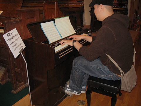 081121-22-14organ.jpg