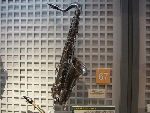 081121-22-19sax.jpg