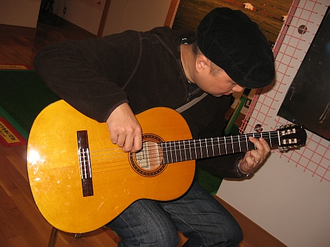 081121-22-26guiter.jpg